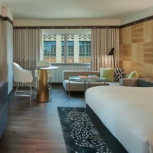 Magnifique Corner King Room
